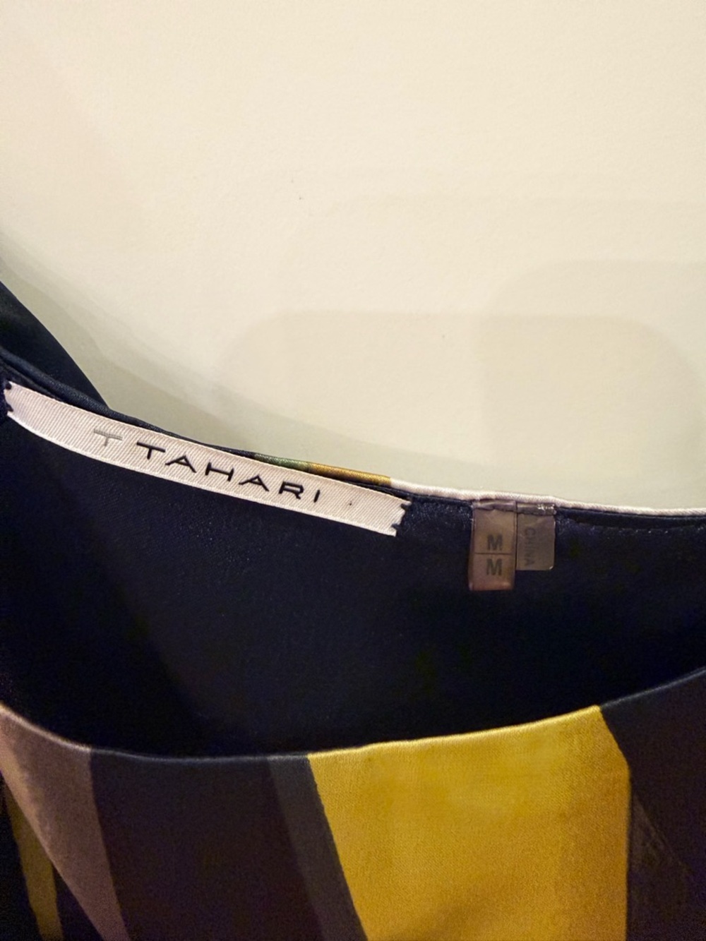 Tahari Printed Top Size Medium – Multicolor, Ruched Sides, Side Zip - Picture 4 of 4